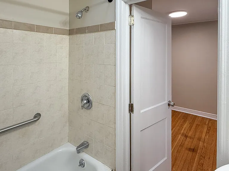 Upstairs Full Bathroom