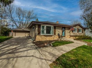 122 W Highland Dr, Grafton, WI 53024