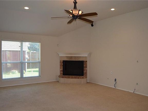 4th image of 315 Hacienda Dr
