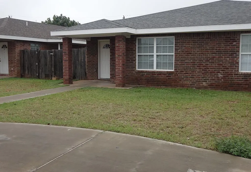 3 bed, 2.0 bath, 1680 sqft, $2,200 — Photo 1