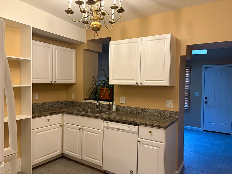 1012 W Pratt St — Photo 5