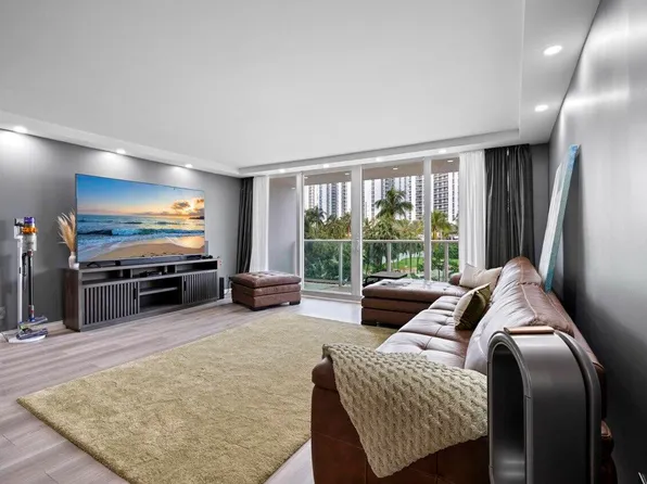 100 Bayview Drive #215, Sunny Isles Beach, FL 33160