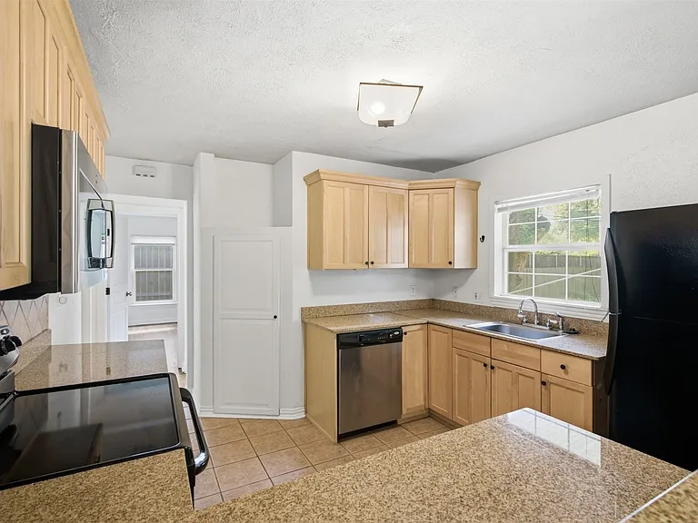 3884 Van Ness Ln — Photo 15