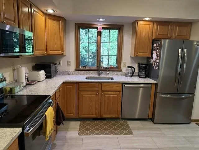 3 bed, 2.0 bath, 2478 sqft, $3,500 — Photo 3
