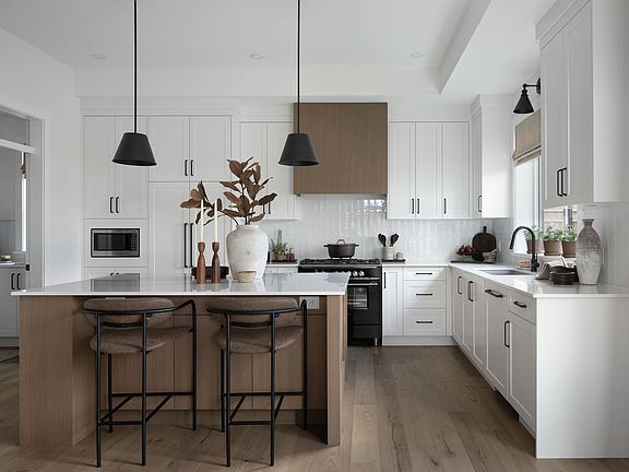 5th image of 7485 197a St