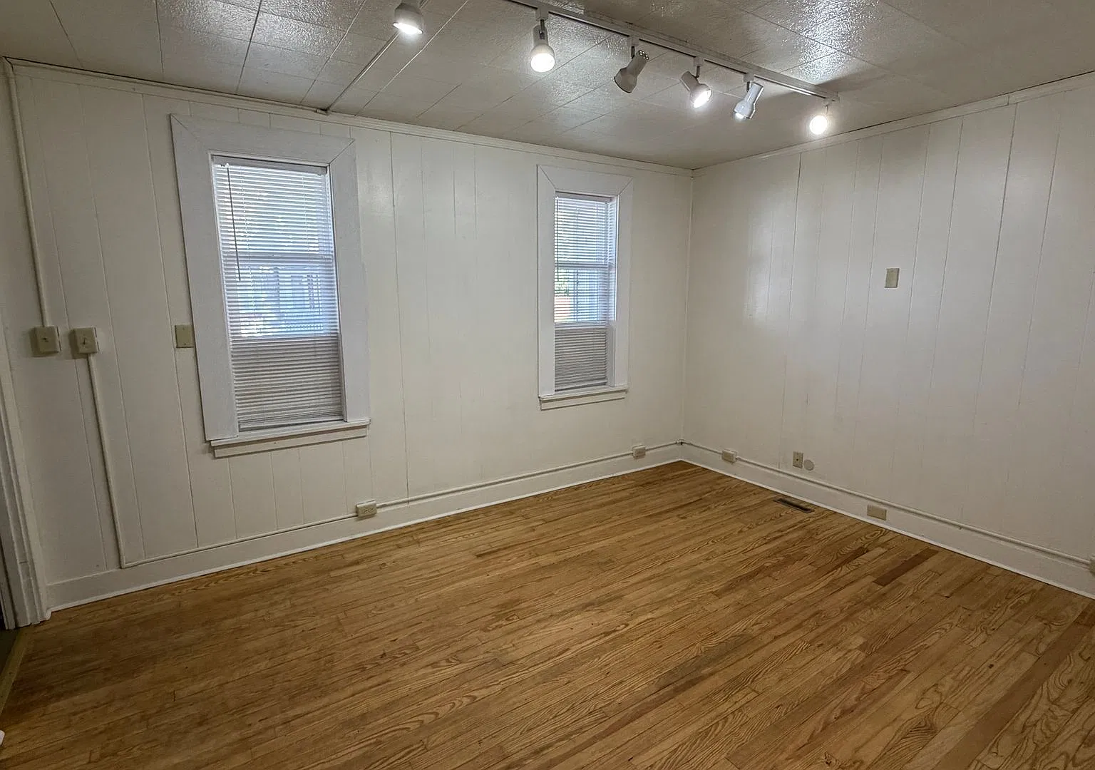 110 E Monroe Unit B — Photo 2