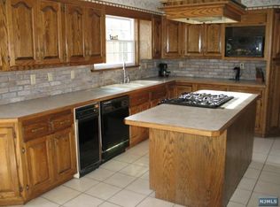 230 Homestead Pl, Park Ridge, NJ 07656