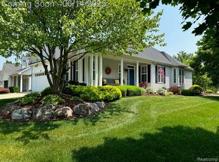 3839 Springwood Ct, Auburn Hills, MI 48326