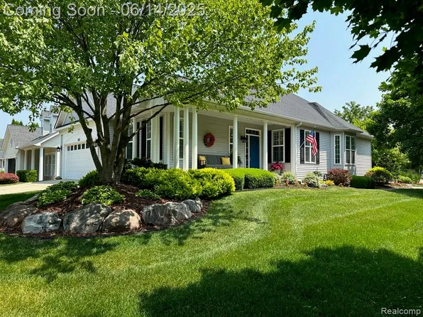 3839 Springwood Ct, Auburn Hills, MI 48326