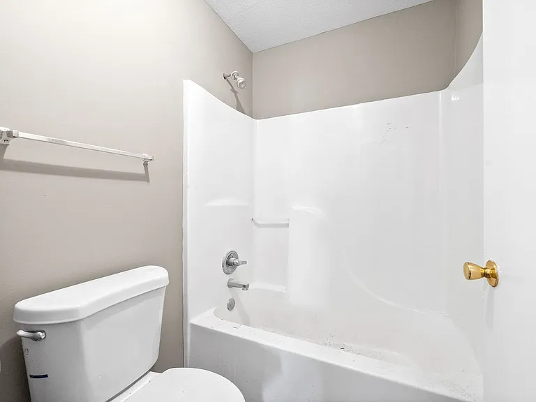 2 Bedroom Apartment For Rent Near Post! — Photo 36