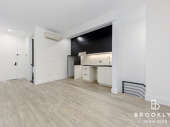 5th image of 2901 Snyder Ave #1R