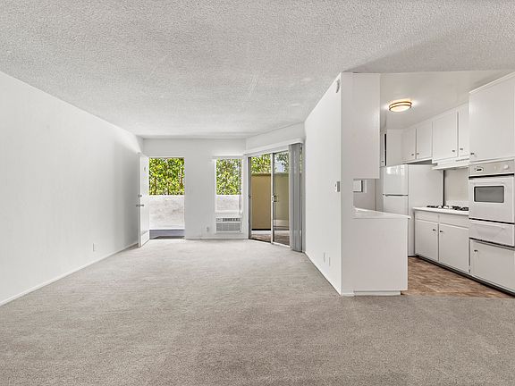 3rd image of 929 N San Vicente Blvd APT 4