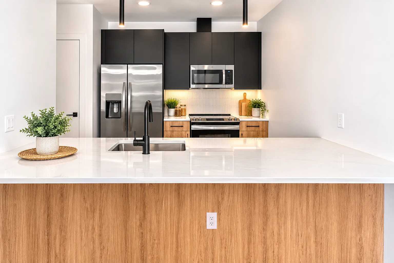 2 bed, 650 sqft, $3,500 — Photo 2