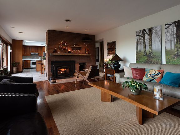Living room thru to kitchen