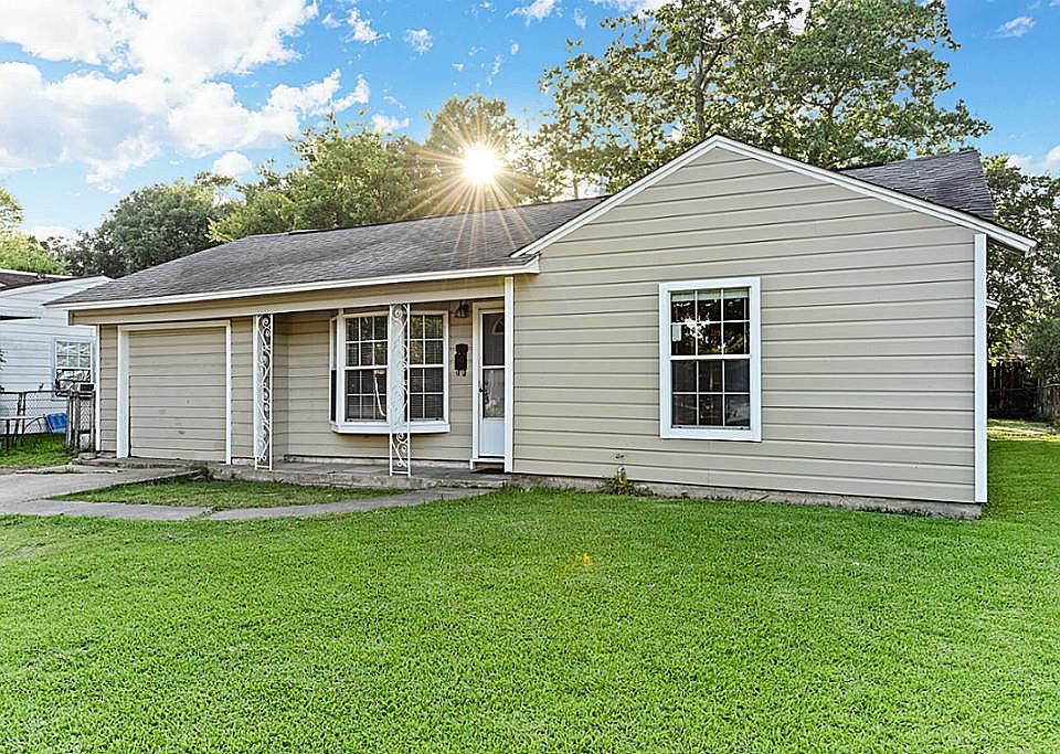 1st image of 2611 Wentworth Ln