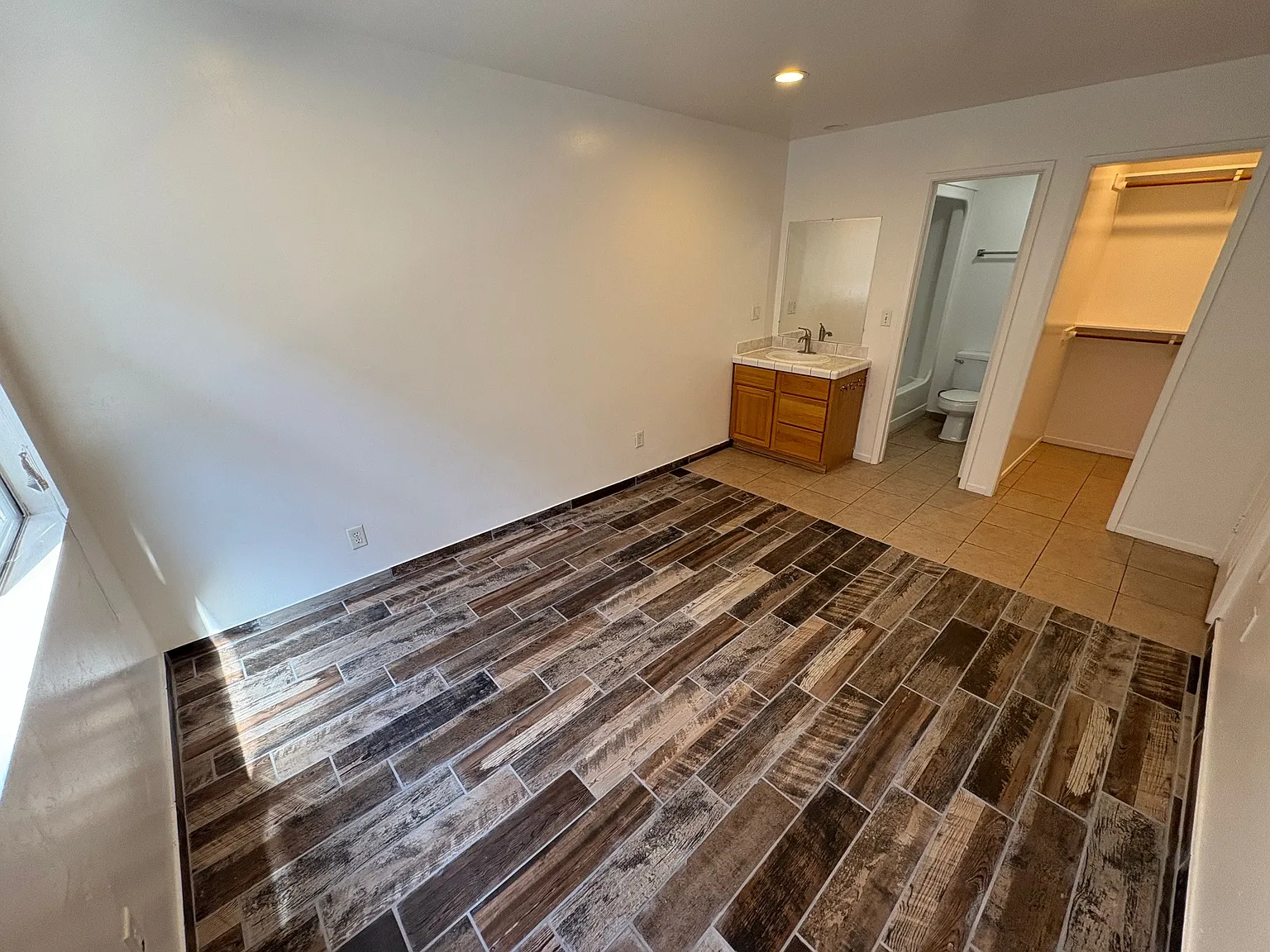 3 bed, 900 sqft, $5,000 — Photo 2