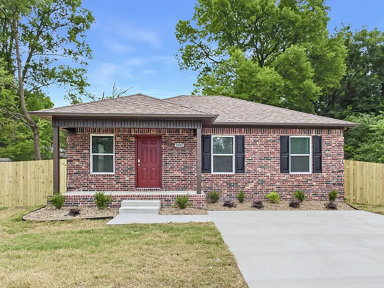 2405 S Elm St — Photo 1