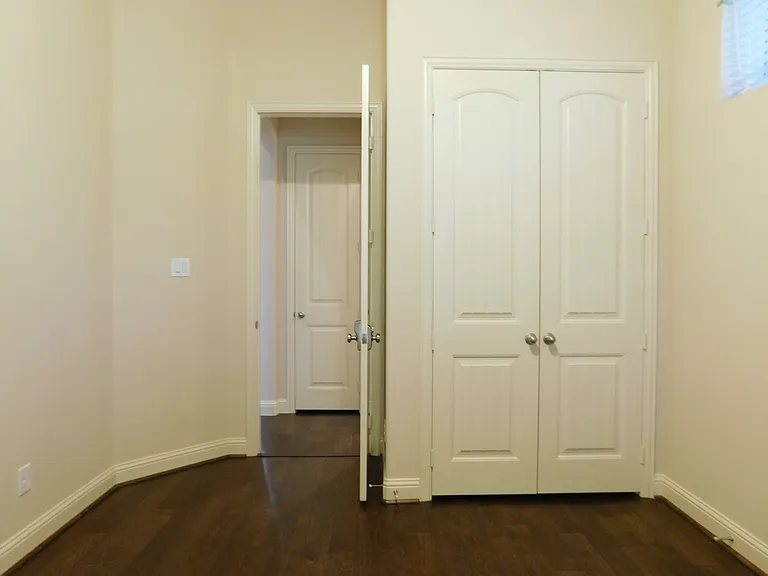 1704 Serra Dr — Photo 5