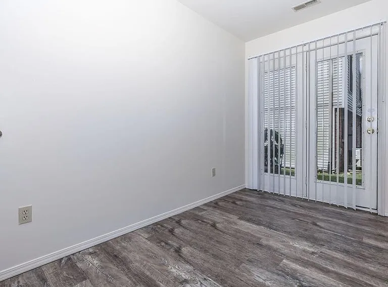 Regency Court Apartments — Photo 30