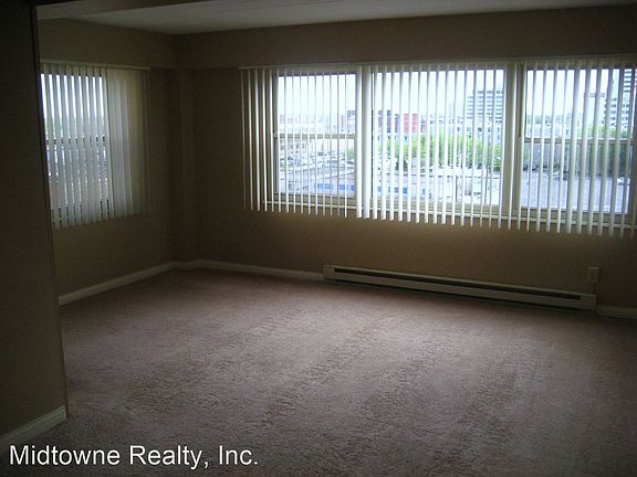 4th image of 530 W Berry St APT 702