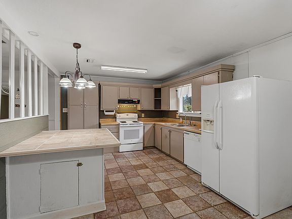 3rd image of 126 Meadow Park Ln