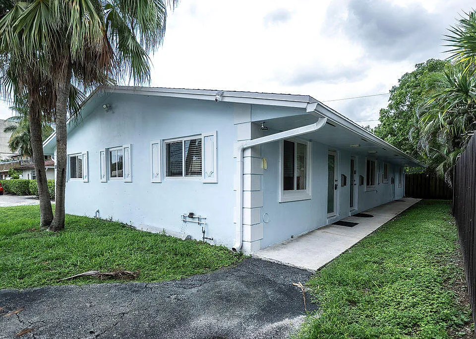 750 SW 2nd St #2