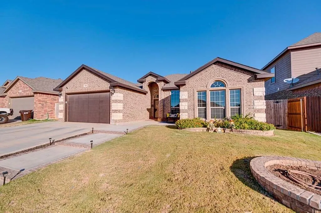 4 bed, 2.0 bath, 2285 sqft, $3,100 — Photo 1