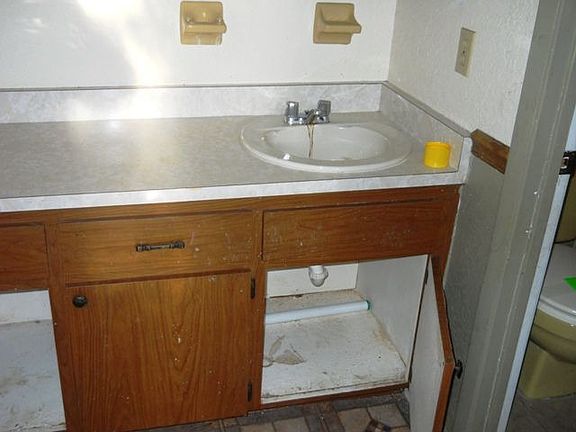 4th image of 1583 Buck St