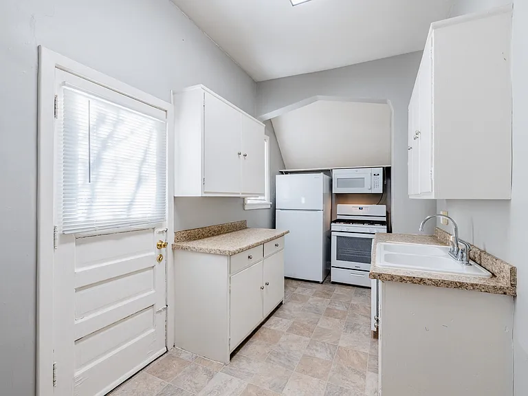 3815 Dewey Ave — Photo 25