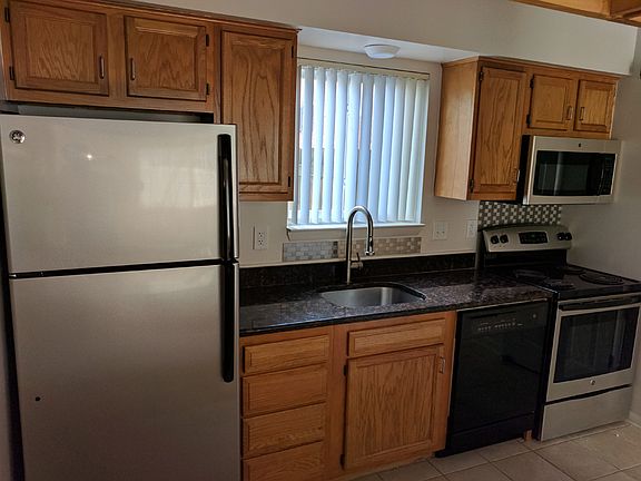 3rd image of 438 E Elmwood Ave