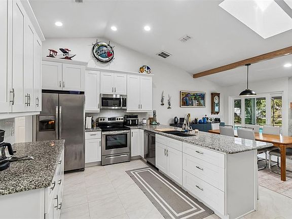 4th image of 7995 Chaucer Dr