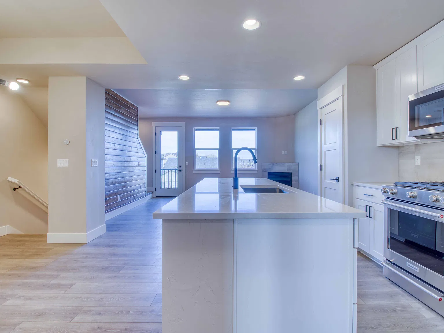 3 bed, 1692 sqft, $2,690 — Photo 2
