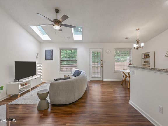 3rd image of 1847 Elmhurst Way