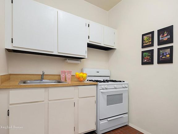 4th image of 3 Hanover Sq APT 4L
