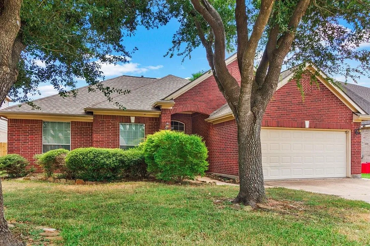 4 bed, 2.0 bath, 2494 sqft, $2,200 — Photo 2