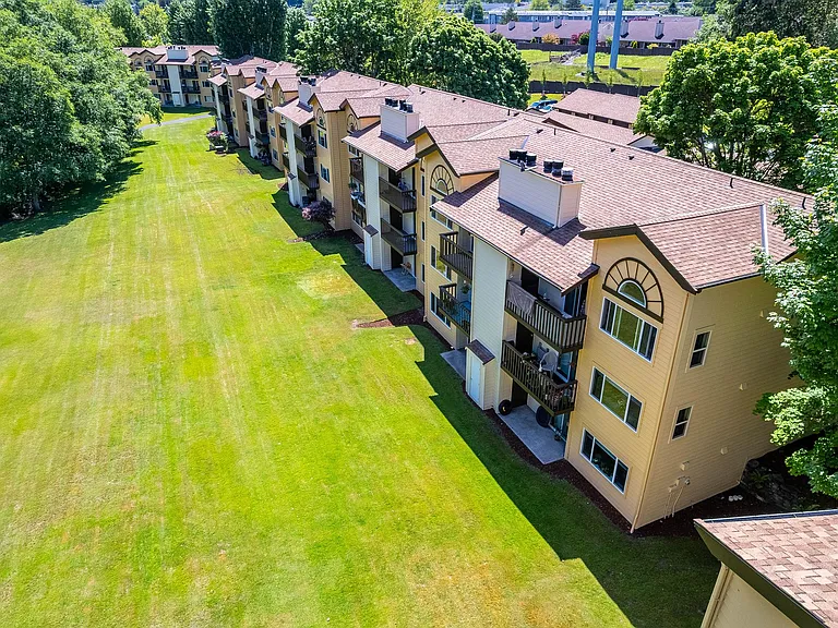 Lawn Courte Apartments at 2802 N. Narrows Drive, Tacoma, WA 98407 — Photo 9