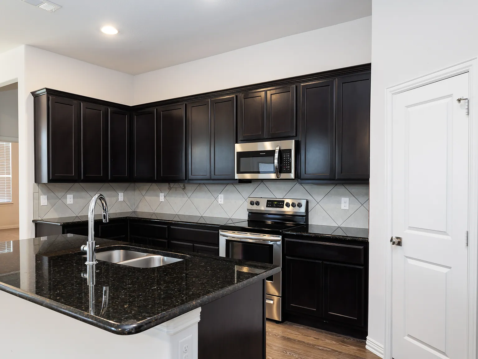 4 bed, 3.5 bath, 2614 sqft, $2,550 — Photo 4