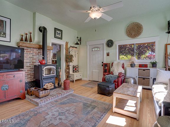 5th image of 218 W Center St