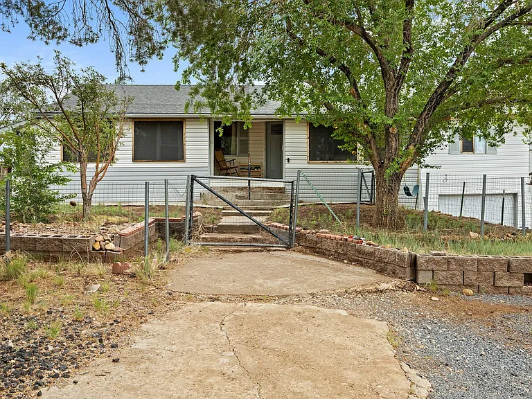 5066 Iris St — Photo 2
