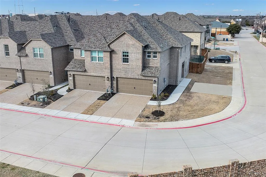 3 bed, 2.5 bath, 1936 sqft, $2,800 — Photo 2