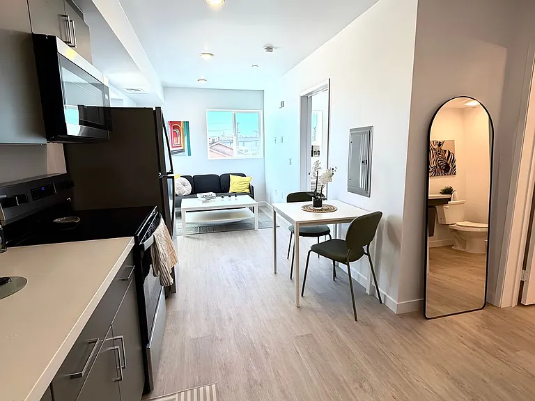 Gorgeous 1 bed/1 bath Apartments ~ LA City Section 8 Voucher Accepted! — Photo 10