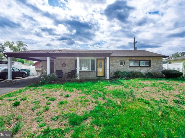 80 Thornridge Dr, Levittown, PA 19054