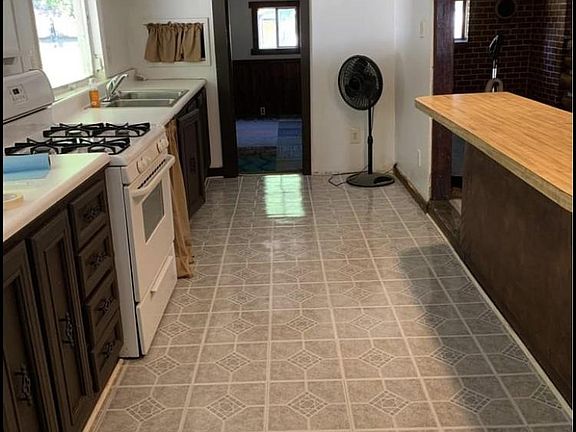 3rd image of 9 Wilton Cir