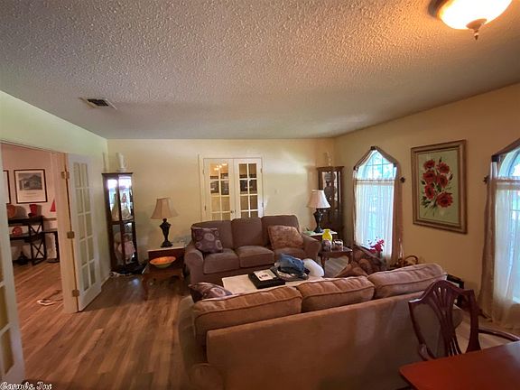 4th image of 904 Elaine Dr