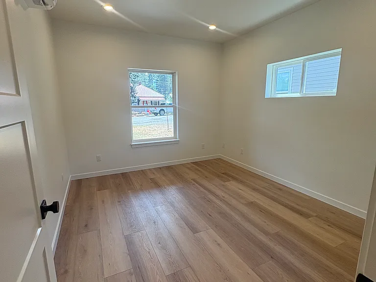 706 Roslyn Pl — Photo 6