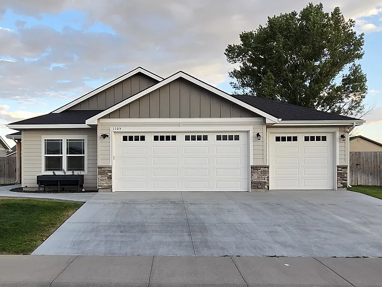 1105 SW Camille Dr — Photo 1