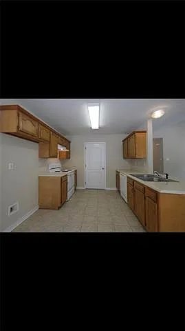 138 Poe St — Photo 4