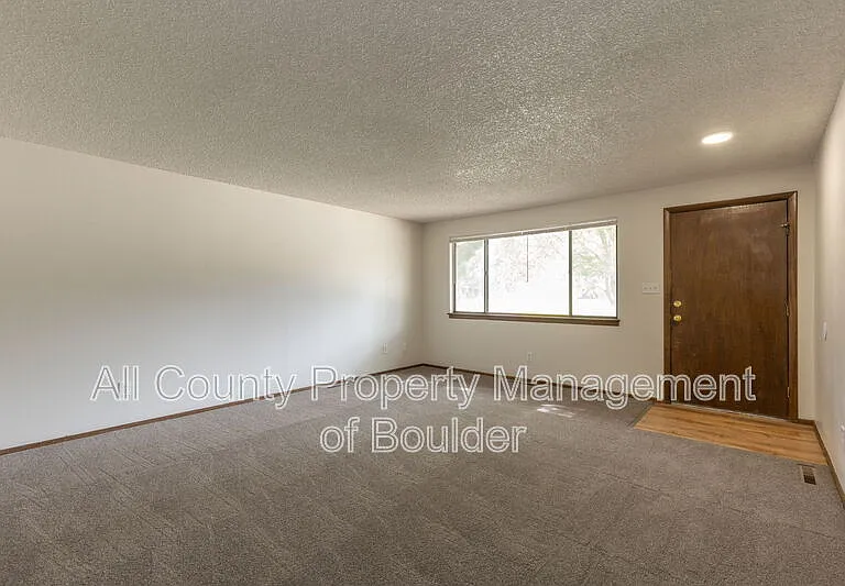 214 E Saint Clair Ave — Photo 4