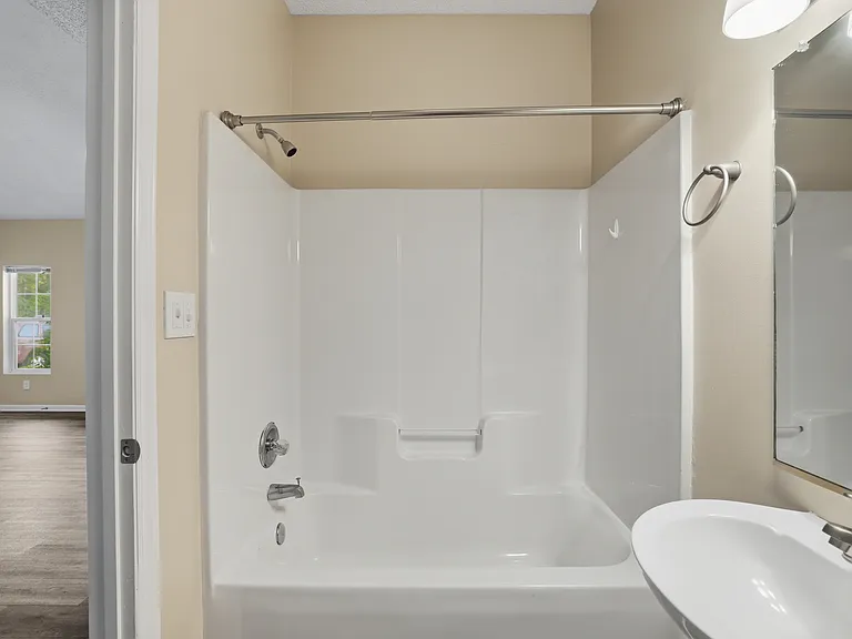 Sterling Pointe Apartments — Photo 18