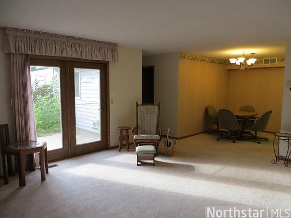 4th image of 302 S Carver St